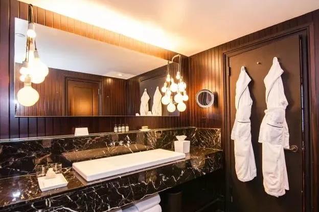 What are the secrets to lighting in high-end hotel bathrooms?